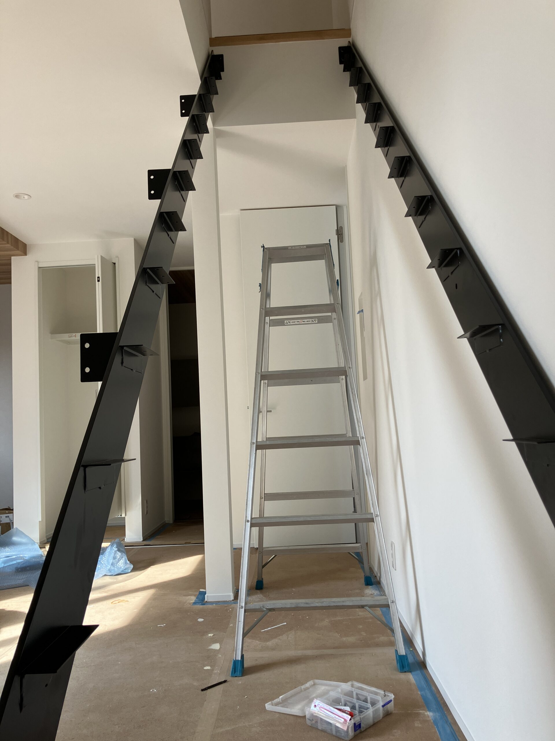 12/7  鉄骨階段施工中